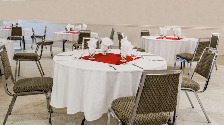 <b>Super 8 Kirkland Lake Restaurant</b>. Images powered by <a href="https://iceportal.shijigroup.com/" title="IcePortal" target="_blank">IcePortal</a>.