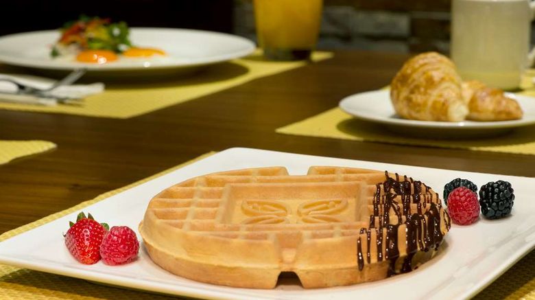 <b>Hilton Garden Inn Dubai Deira Restaurant</b>. Images powered by <a href="https://iceportal.shijigroup.com/" title="IcePortal" target="_blank">IcePortal</a>.