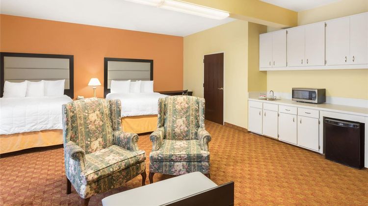 Baymont Inn & Suites, Fayetteville Suite
