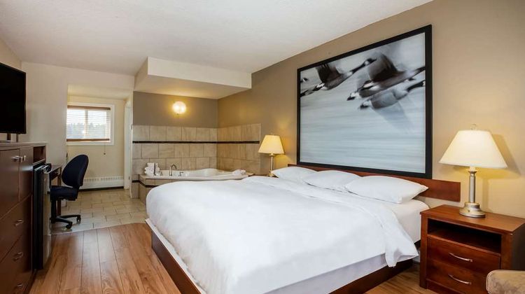 Super 8 Smoky Lake Suite