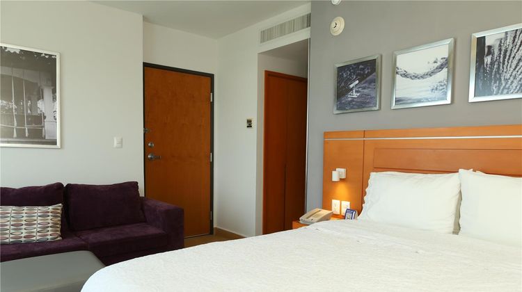Hampton Inn & Suites by Hilton Paraiso Room