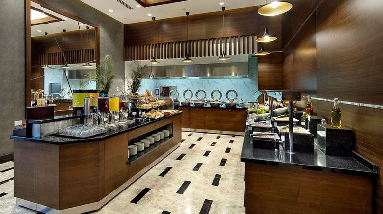 <b>Hilton Garden Inn Izmir Bayrakli Restaurant</b>. Images powered by <a href="https://iceportal.shijigroup.com/" title="IcePortal" target="_blank">IcePortal</a>.