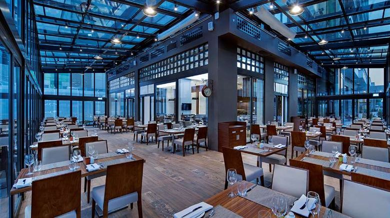 <b>Hilton Garden Inn Izmir Bayrakli Restaurant</b>. Images powered by <a href="https://iceportal.shijigroup.com/" title="IcePortal" target="_blank">IcePortal</a>.