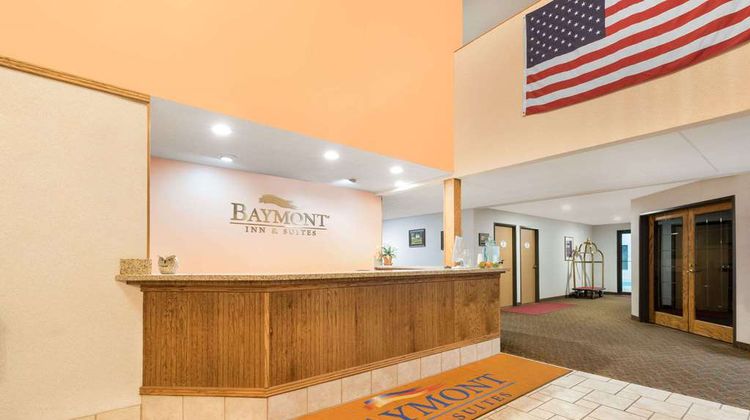 Baymont Inn & Suites Hot Springs Lobby