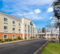 Days Inn & Suites by Wyndham Union City Exterior