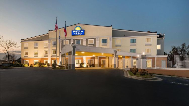 Days Inn & Suites by Wyndham Union City Exterior