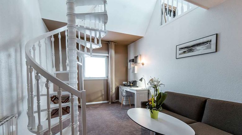 <b>Best Western Plus Au Cheval Blanc Mulhouse Suite</b>. Images powered by <a href="https://iceportal.shijigroup.com/" title="IcePortal" target="_blank">IcePortal</a>.