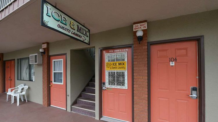 Canadas Best Value Inn, Vernon Exterior
