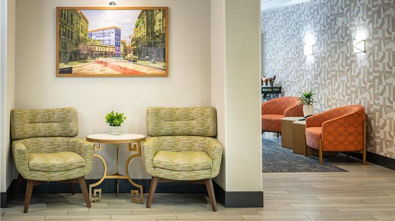 <b>Hampton Inn & Suites La Crosse Downtown Lobby</b>. Images powered by <a href="https://iceportal.shijigroup.com/" title="IcePortal" target="_blank">IcePortal</a>.
