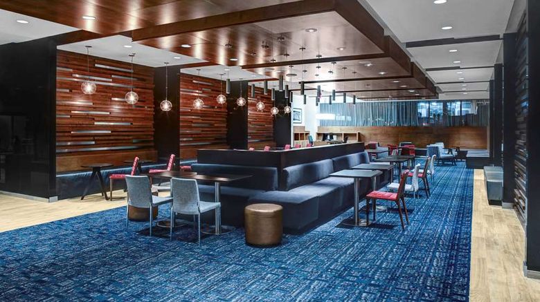 <b>Hampton Inn & Suites Richmond Downtown Lobby</b>. Images powered by <a href="https://iceportal.shijigroup.com/" title="IcePortal" target="_blank">IcePortal</a>.