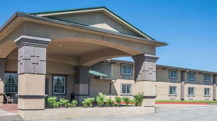 Super 8 Beaumont Exterior