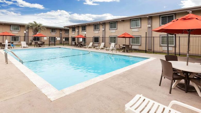 <b>Super 8 Beaumont Pool</b>. Images powered by <a href="https://iceportal.shijigroup.com/" title="IcePortal" target="_blank">IcePortal</a>.