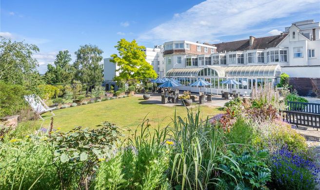 Bromley Court Hotel Exterior