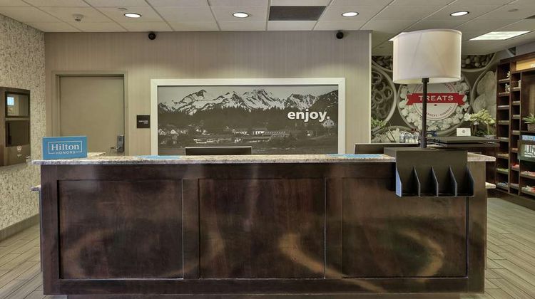 Hampton Inn & Suites Albuquerque Airport Lobby