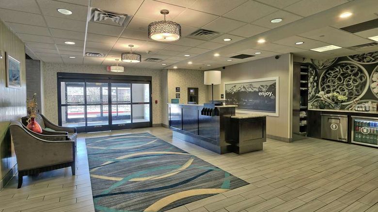 <b>Hampton Inn & Suites Albuquerque Airport Lobby</b>. Images powered by <a href="https://iceportal.shijigroup.com/" title="IcePortal" target="_blank">IcePortal</a>.
