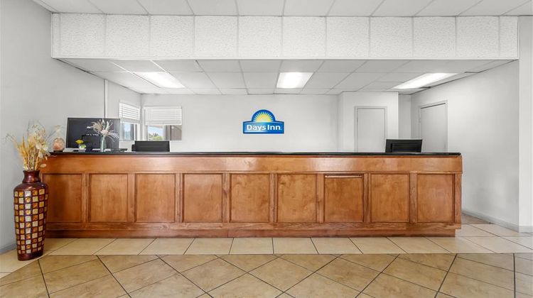 Days Inn Huntington Lobby