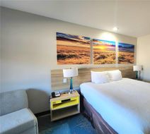 Days Inn & Suites Katy Room