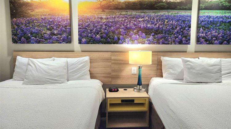 Days Inn & Suites Katy Room