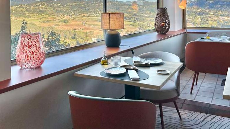 <b>Hostellerie Berard Restaurant</b>. Images powered by <a href="https://iceportal.shijigroup.com/" title="IcePortal" target="_blank">IcePortal</a>.