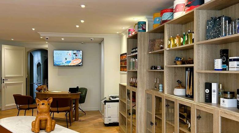 <b>Hostellerie Berard Lobby</b>. Images powered by <a href="https://iceportal.shijigroup.com/" title="IcePortal" target="_blank">IcePortal</a>.