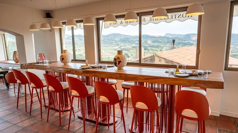 <b>Hostellerie Berard Restaurant</b>. Images powered by <a href="https://iceportal.shijigroup.com/" title="IcePortal" target="_blank">IcePortal</a>.