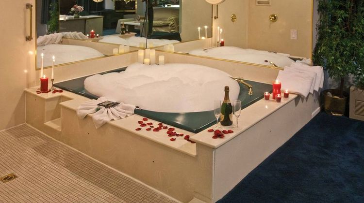Postmarc Hotel & Spa Suites Room