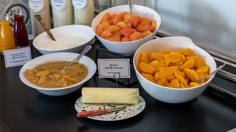 <b>Mercure Paris Pigalle Sacre Coeur Restaurant</b>. Images powered by <a href="https://iceportal.shijigroup.com/" title="IcePortal" target="_blank">IcePortal</a>.