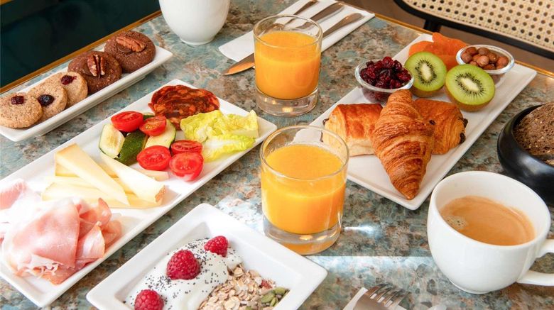 <b>Mercure Paris Pigalle Sacre Coeur Restaurant</b>. Images powered by <a href="https://iceportal.shijigroup.com/" title="IcePortal" target="_blank">IcePortal</a>.