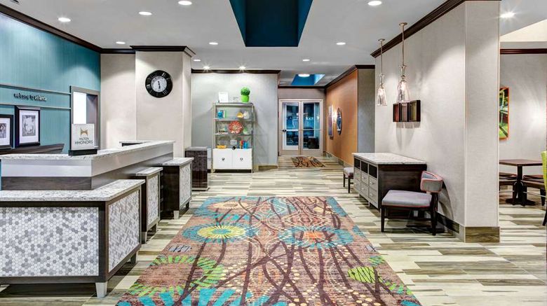<b>Hampton Inn Atlanta Perimeter Dunwoody Lobby</b>. Images powered by <a href="https://iceportal.shijigroup.com/" title="IcePortal" target="_blank">IcePortal</a>.