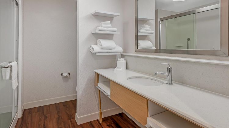 Hampton Inn Suffolk Room