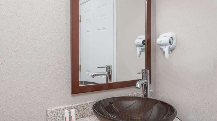 Baymont Inn & Suites Delavan Room