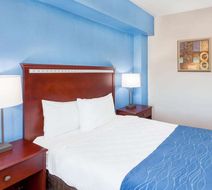 Baymont Inn & Suites Delavan Room