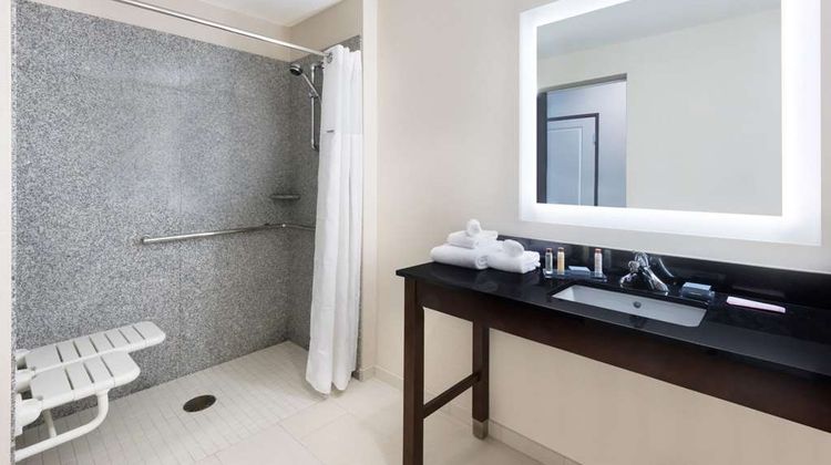 Wingate by Wyndham Sidney Room