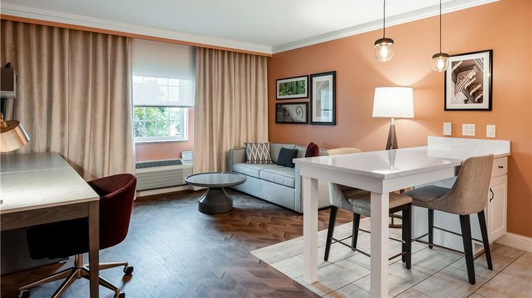 Best Western Plus Country Cupboard Inn Suite