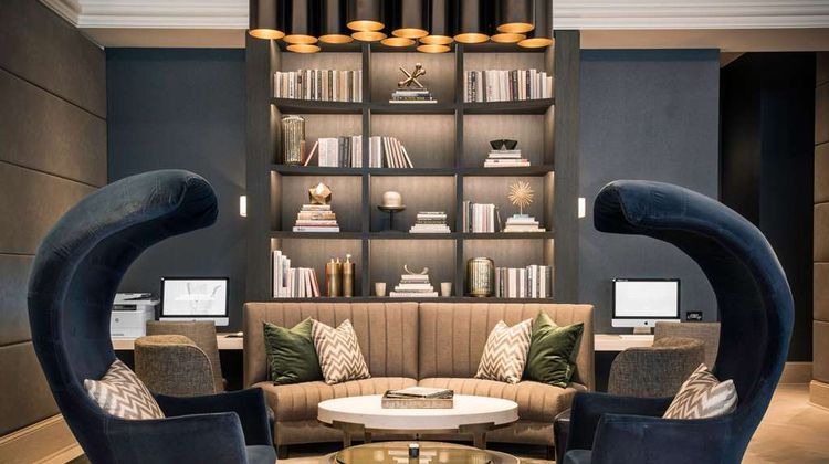 LondonHouse Chicago, Curio Coll. Lobby