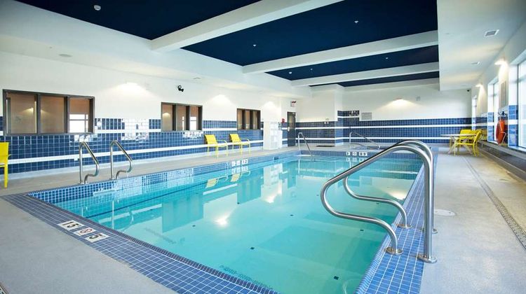 Wingate by Wyndham Calgary Airport Pool