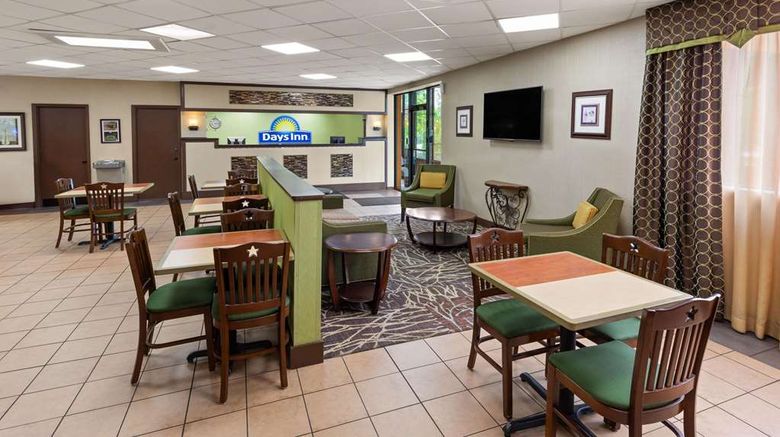 <b>Days Inn Knoxville East Lobby</b>. Images powered by <a href="https://iceportal.shijigroup.com/" title="IcePortal" target="_blank">IcePortal</a>.