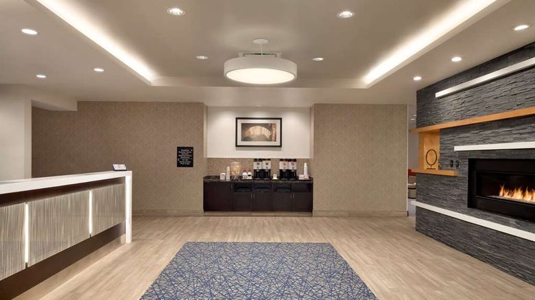 <b>Hampton Inn & Suites Chicago O'Hare Lobby</b>. Images powered by <a href="https://iceportal.shijigroup.com/" title="IcePortal" target="_blank">IcePortal</a>.