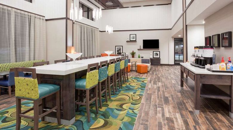 <b>Hampton Inn & Suites Sioux City South Lobby</b>. Images powered by <a href="https://iceportal.shijigroup.com/" title="IcePortal" target="_blank">IcePortal</a>.