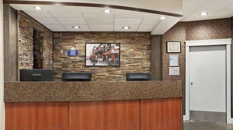 <b>Days Inn Sylvan Lake Lobby</b>. Images powered by <a href="https://iceportal.shijigroup.com/" title="IcePortal" target="_blank">IcePortal</a>.