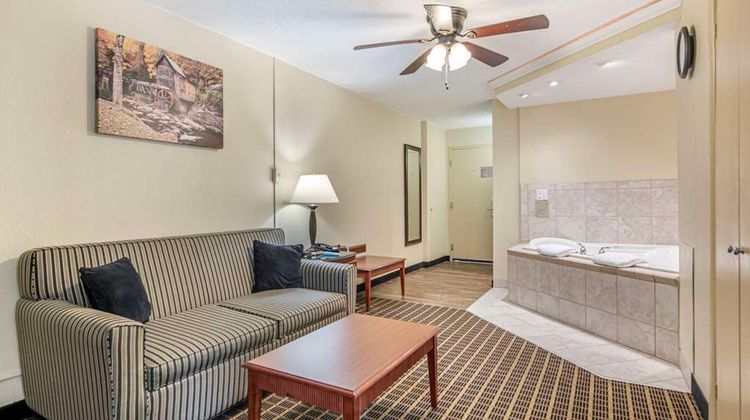Best Western Plus Bridgeport Inn Room