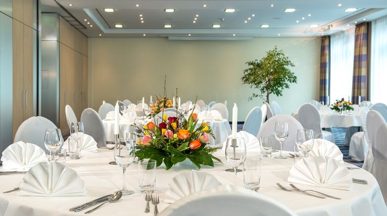 <b>Essential by Dorint Adlershof Meeting</b>. Images powered by <a href="https://iceportal.shijigroup.com/" title="IcePortal" target="_blank">IcePortal</a>.