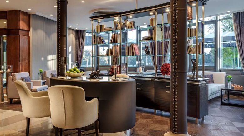 <b>Parkhotel Bremen Lobby</b>. Images powered by <a href="https://iceportal.shijigroup.com/" title="IcePortal" target="_blank">IcePortal</a>.