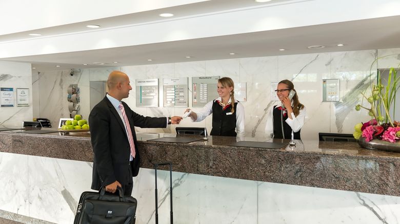 <b>Dorint Hotel Am Main Taunus Frankfurt Lobby</b>. Images powered by <a href="https://iceportal.shijigroup.com/" title="IcePortal" target="_blank">IcePortal</a>.