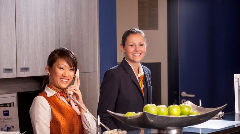 <b>Essential by Dorint Hotel Frankfurt Niederrad Lobby</b>. Images powered by <a href="https://iceportal.shijigroup.com/" title="IcePortal" target="_blank">IcePortal</a>.