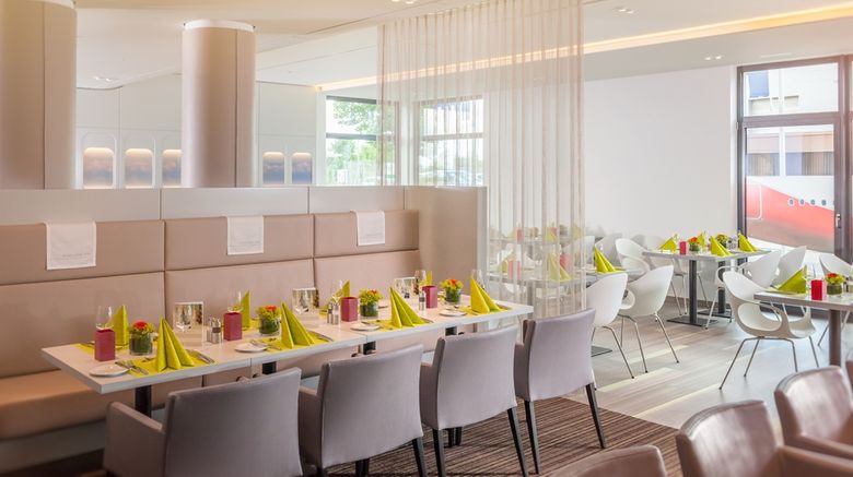 <b>Essential by Dorint Stuttgart/Airport Restaurant</b>. Images powered by <a href="https://iceportal.shijigroup.com/" title="IcePortal" target="_blank">IcePortal</a>.