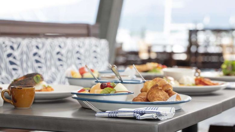 <b>Shangri-La Hotel, The Marina Restaurant</b>. Images powered by <a href="https://iceportal.shijigroup.com/" title="IcePortal" target="_blank">IcePortal</a>.
