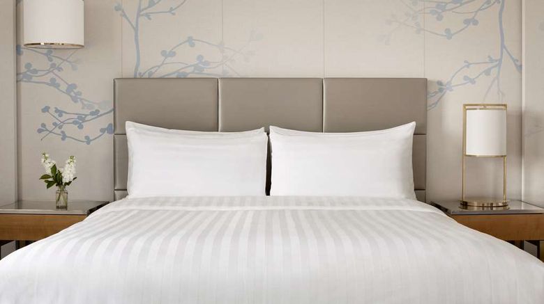 <b>Shangri-La Hotel Sydney Suite</b>. Images powered by <a href="https://iceportal.shijigroup.com/" title="IcePortal" target="_blank">IcePortal</a>.