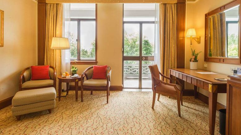 <b>Shangri-La Hotel Hangzhou Room</b>. Images powered by <a href=https://www.travelagewest.com/Hotels/Hangzhou-China/