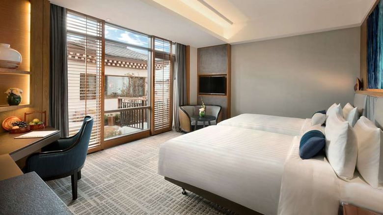 <b>Shangri-La Resort Room</b>. Images powered by <a href="https://iceportal.shijigroup.com/" title="IcePortal" target="_blank">IcePortal</a>.